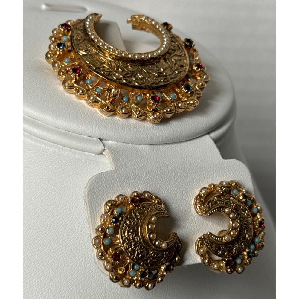 Vintage mid century Crown Brooch & clip on earrings by the Art Jewelry Company - Picture 10 of 13